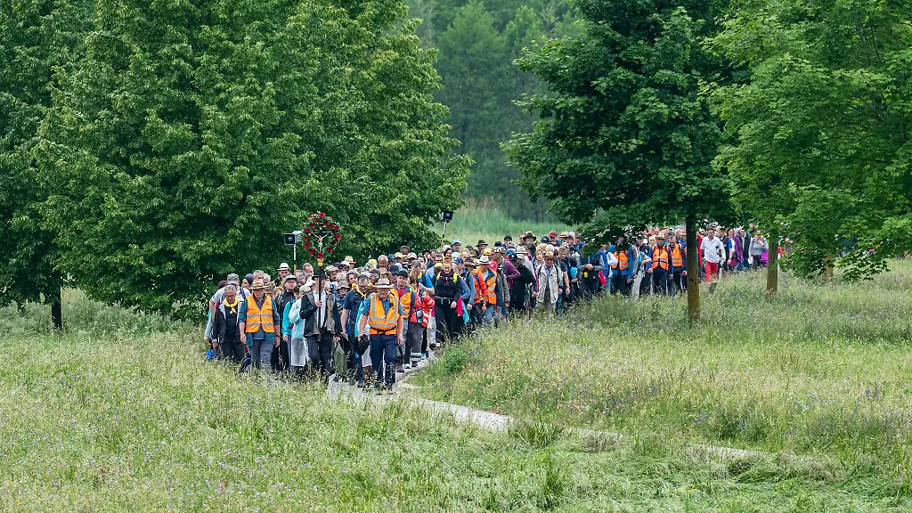 Die-Regensburger-Fusswallfahrt-nach-Altoetting-hatte-in-diesem-Jahr-nach-Veranstalterangaben-einen-grossen-Teilnehmer-Zuwachs