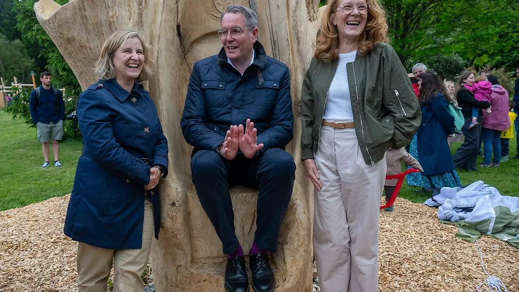 Politisches-Trio-im-Nationalpark-Die-rheinland-pfaelzische-Umweltministerin-Eder-der-rheinland-pfaelzische-Ministerpraesident-Schweitzer-und-die-saarlaendische-Umweltministerin-Berg-von-links-nach-rechts