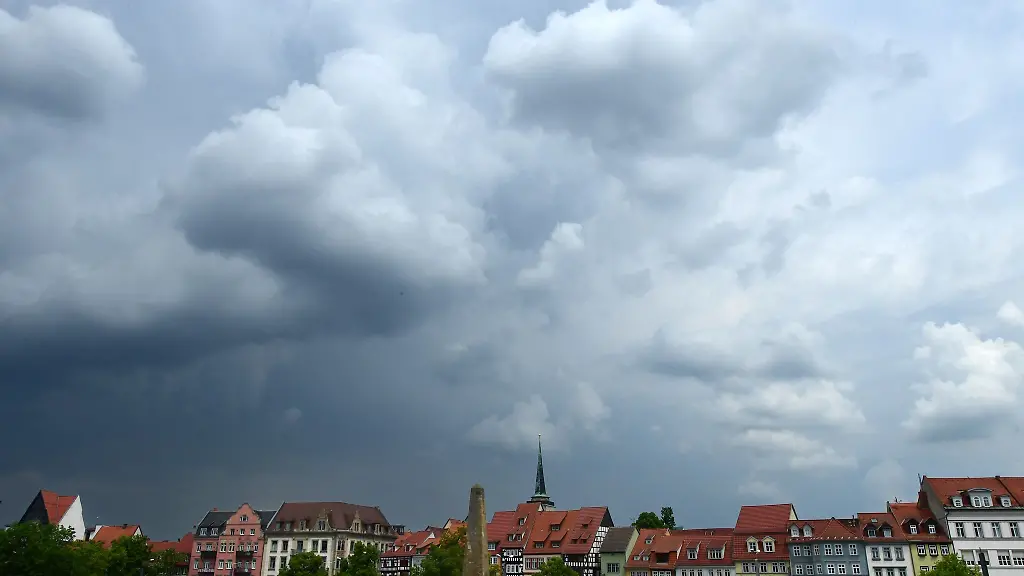 Ausgerechnet-am-langen-Pfingstwochenende-soll-das-Wetter-nicht-richtig-mitmachen-Dem-Deutschen-Wetterdienst-zufolge-ist-unter-anderem-mit-Schauern-zu-rechnen-teils-wird-vor-starkem-Gewitter-gewarnt