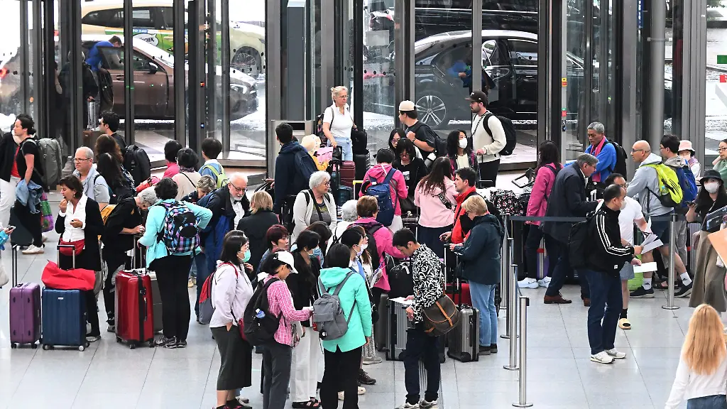 Reger-Andrang-herrscht-zum-Ferienstart-am-Muenchner-Flughafen