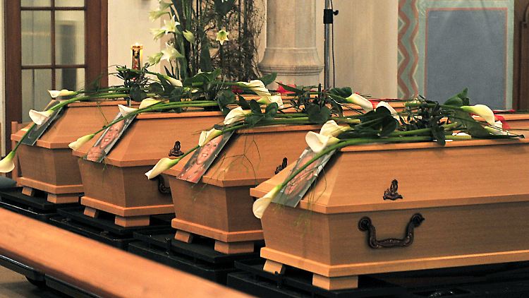 April 2009: Eislingen nimmt Abschied von der ermordeten vierköpfigen Familie.