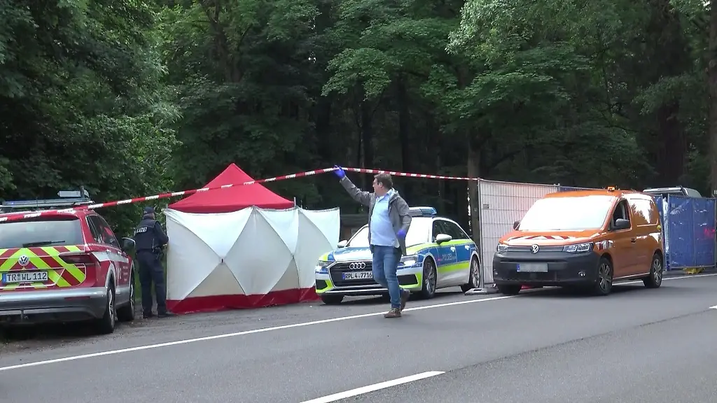 Ermittler-bei-der-Spurensuche-am-Tatort