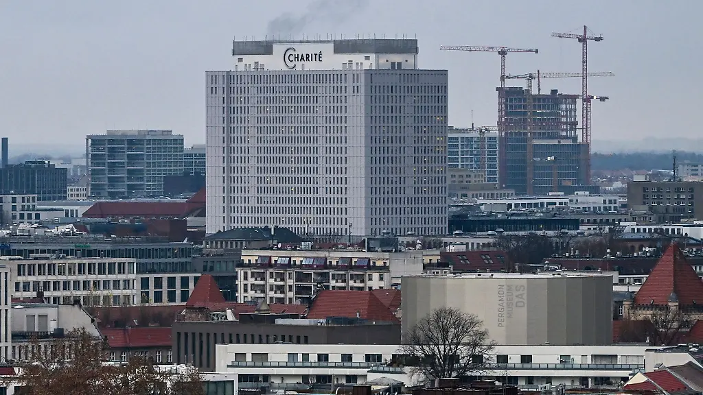 Bei-der-CFM-arbeiten-rund-3-500-Menschen-in-den-Bereichen-Medizintechnik-Krankentransport-Aussenanlagepflege-Reinigung-und-Sicherheit-Symbolbild