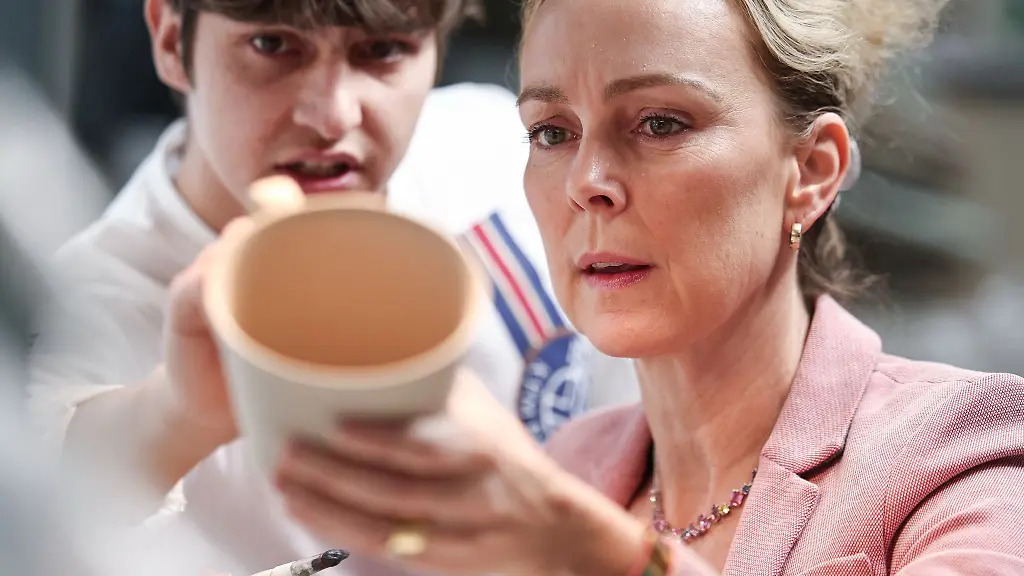 Hilfe-vom-Azubi-IHK-Hauptgeschaeftsfuehrerin-Manja-Schreiner-arbeitet-in-der-Koeniglichen-Porzellan-Manufaktur-mit