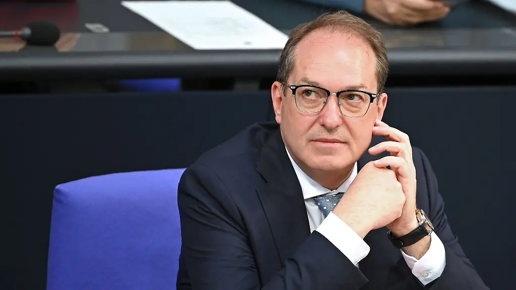 Bundesinnenminister-Alexander-Dobrindt-will-die-irregulaere-Zuwanderung-begrenzen