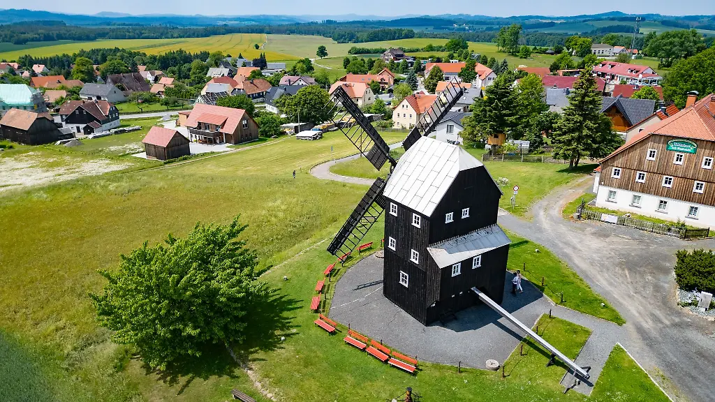 Die-Bockwindmuehle-auf-dem-Pfarrberg-in-Kottmarsdorf