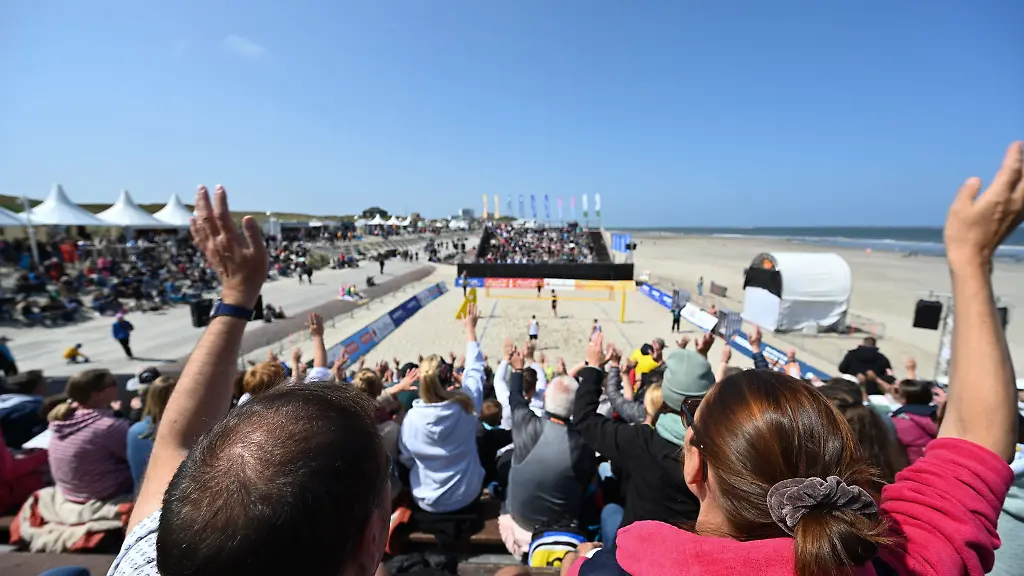 Am-Strand-der-Insel-wird-waehrend-des-White-Sands-Festivals-wieder-ein-Center-Court-fuer-die-Beachvolleyball-Turniere-aufgebaut