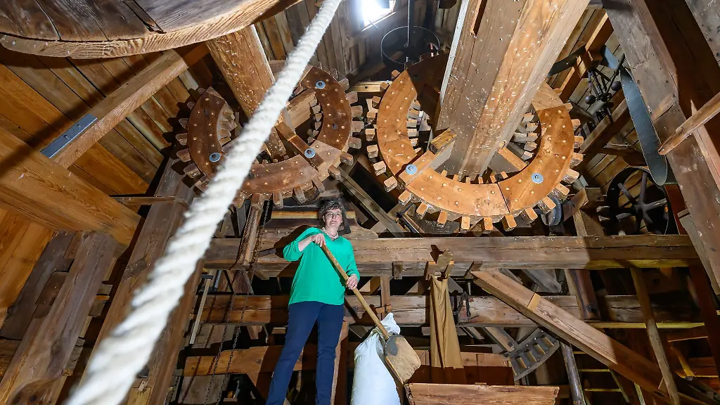 Ute-Buettner-steht-im-Inneren-ihrer-Muehle-im-Oderbruch