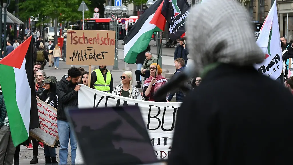 550-Menschen-haben-nach-Polizeiangaben-vor-dem-Rathaus-gegen-den-Krieg-im-Gazastreifen-demonstriert