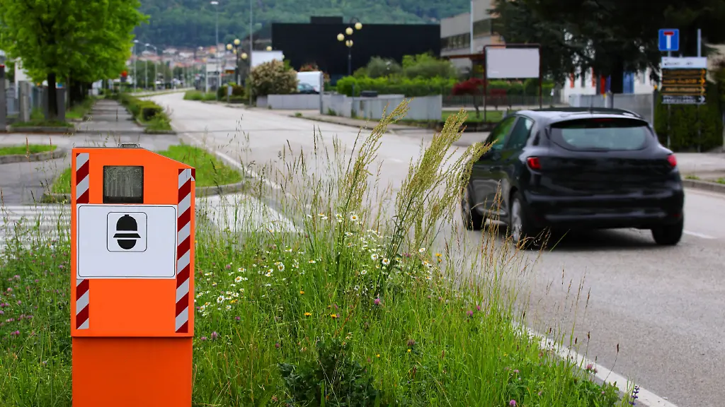 In-der-Regel-sind-Radarfallen-auch-in-Italien-gut-sichtbar-aufgestellt