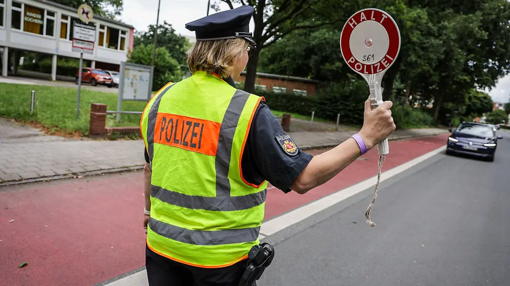 In-der-Naehe-von-Schulen-sollten-Autofahrer-und-fahrerinnen-besonders-vorsichtig-fahren-doch-nicht-alle-tun-das