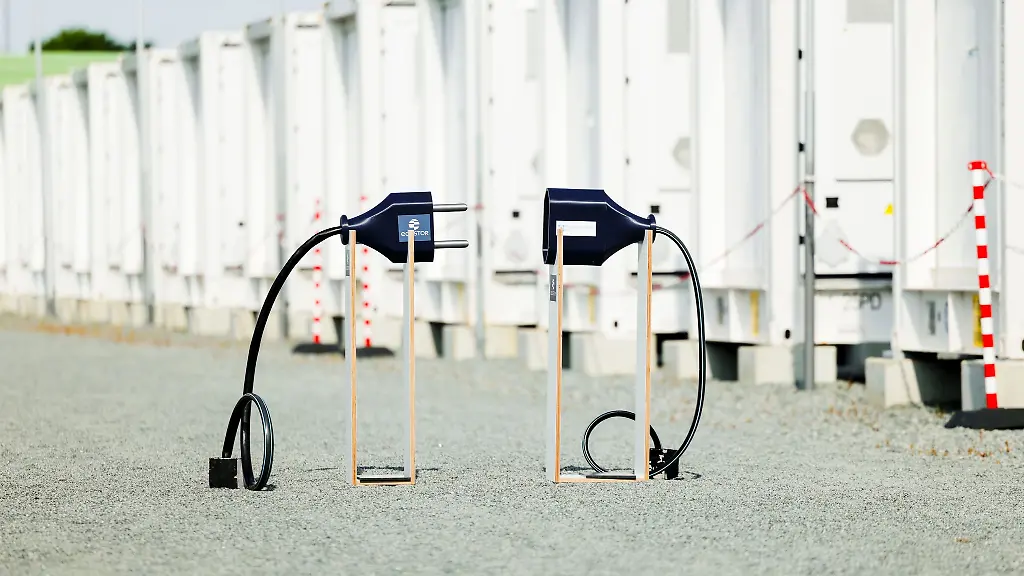 Produktionsueberschuesse-an-Wind-und-PV-Strom-werden-netzentlastend-gespeichert-und-koennen-waehrend-Spitzenlastzeiten-in-das-Netz-gespeist-werden