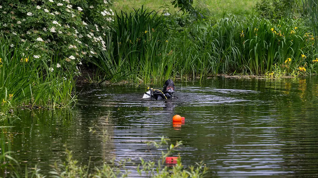 Nach-einem-Raubmord-in-Berlin-Reinickendorf-sucht-die-Polizei-mit-Tauchern-einen-Teich-ab