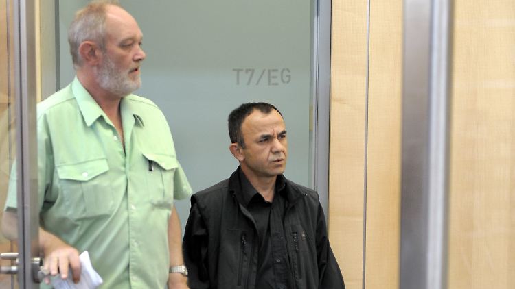 Hüseyin A. (rechts) muss eine Haftstrafe verbüßen.