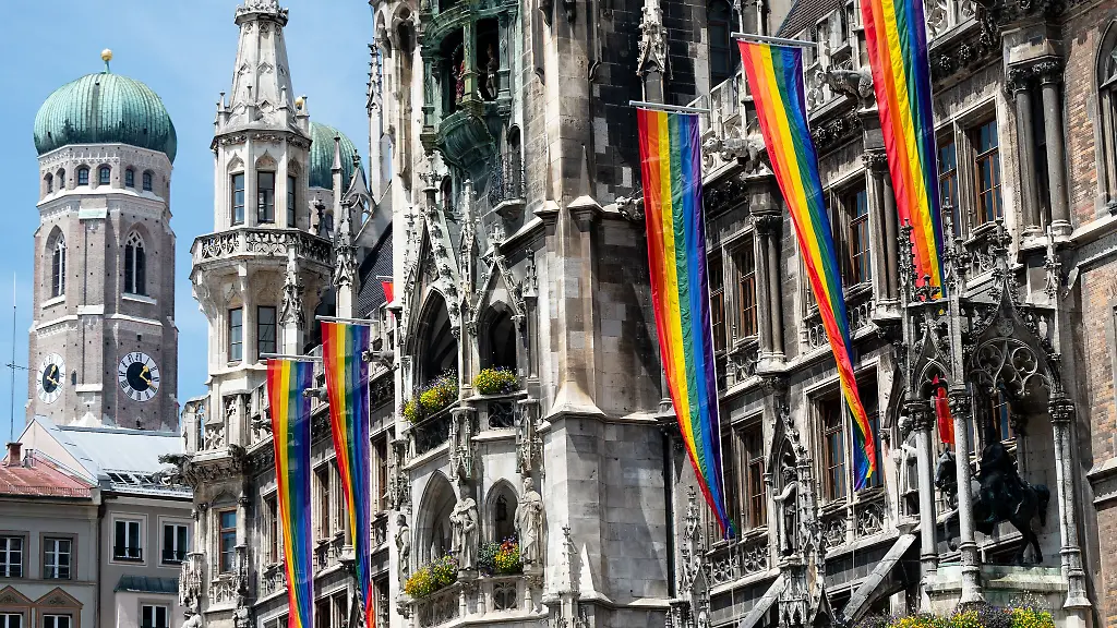 Ginge-es-nach-dem-Willen-der-AfD-waeren-Regenbogenflaggen-wie-hier-beim-Christopher-Street-Day-am-Muenchner-Rathaus-schon-bald-verboten