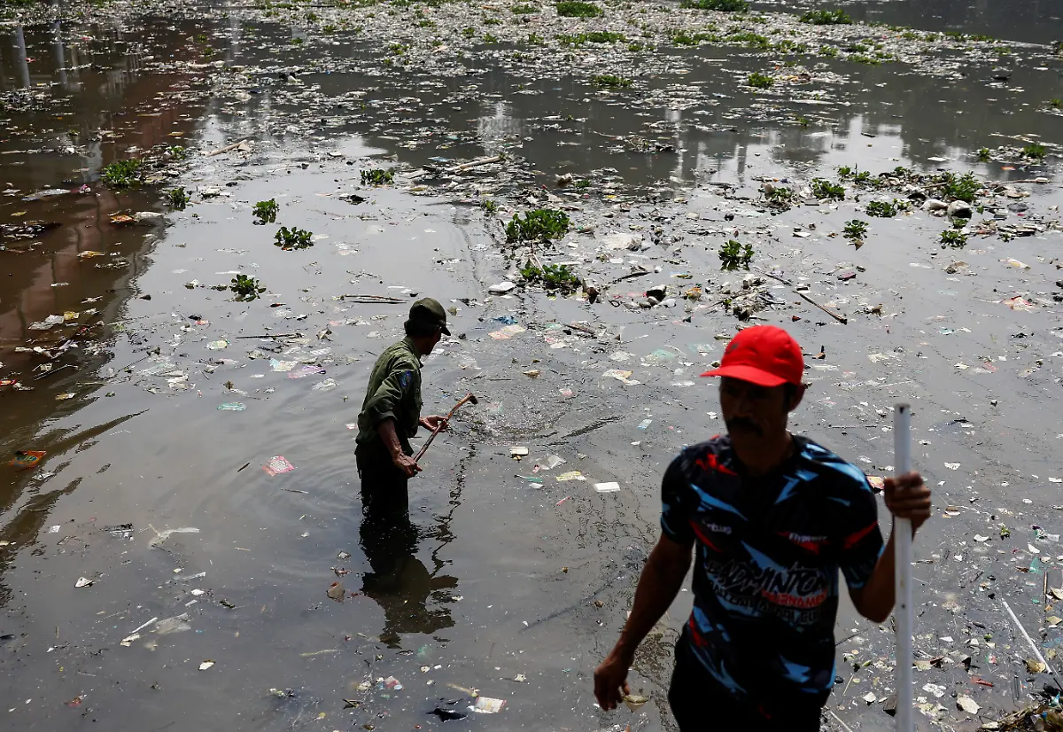 2024-06-14T034721Z-101752184-RC23A8A1I12G-RTRMADP-3-INDONESIA-ENVIRONMENT-RIVER