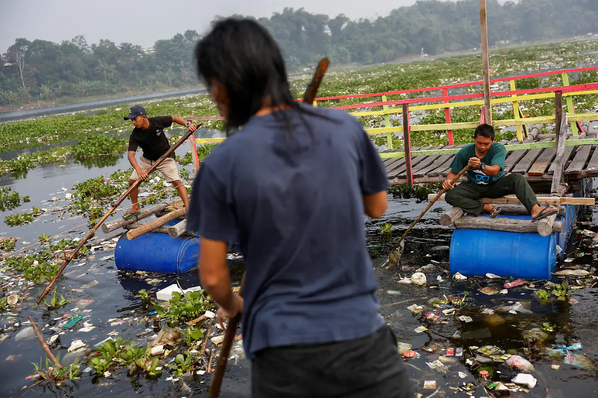 2024-06-13T120739Z-1056745759-RC21A8AFP780-RTRMADP-3-INDONESIA-ENVIRONMENT-RIVER