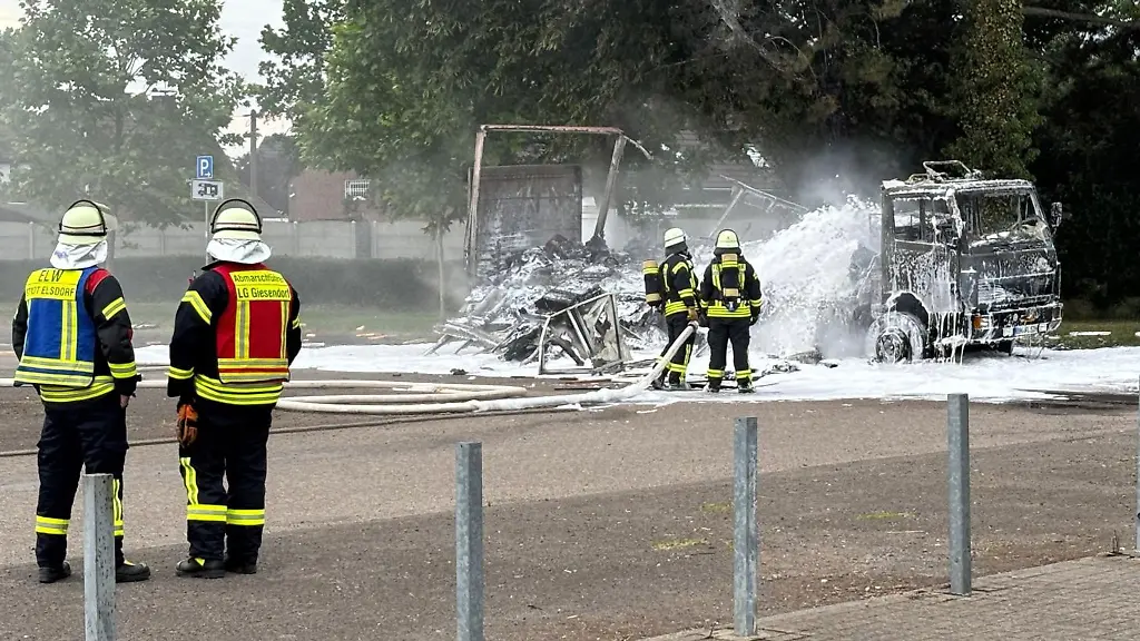 Ein-Feuer-hat-in-Elsdorf-einen-zum-Wohnmobil-umgebauten-Lastwagen-zerstoert