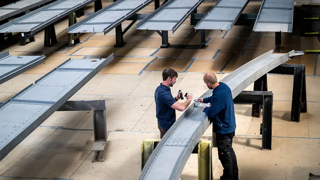 Eine-Stahlbaufirma-im-ostfriesischen-Westoverledingen-Landkreis-Leer-arbeitet-die-Stahltraeger-der-Oldenburger-Gleishalle-auf