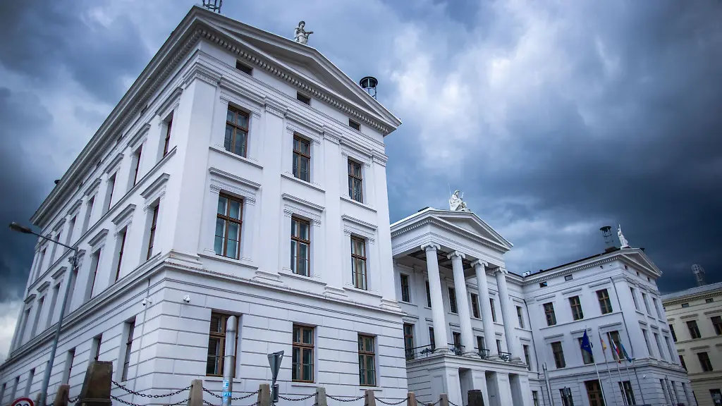 Goennen-sich-Staatskanzlei-und-Ministerien-zu-viel-Personal-Die-oppositionelle-CDU-fordert-eine-radikale-Schlankheitskur