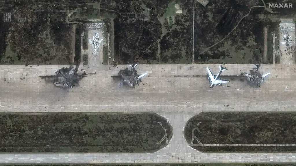 2025-06-04T164017Z-195748986-RC2JVEA1UH3H-RTRMADP-3-UKRAINE-CRISIS-RUSSIA-AIRBASES-adj