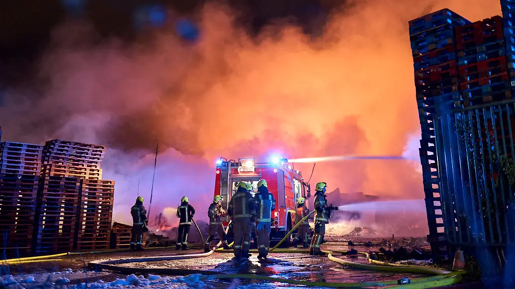 Bei-dem-Brand-auf-dem-Firmengelaende-am-Sonntagabend-waren-mehr-als-250-Feuerwehrleute-im-Einsatz-nun-brannte-dort-erneut-eine-Lagerhalle
