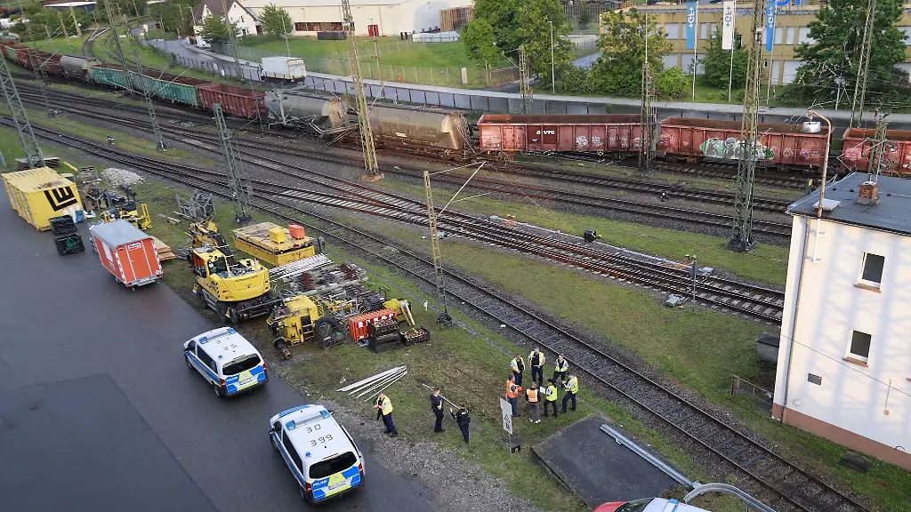 Der-Bahnverkehr-war-auch-am-Tag-danach-noch-unterbrochen