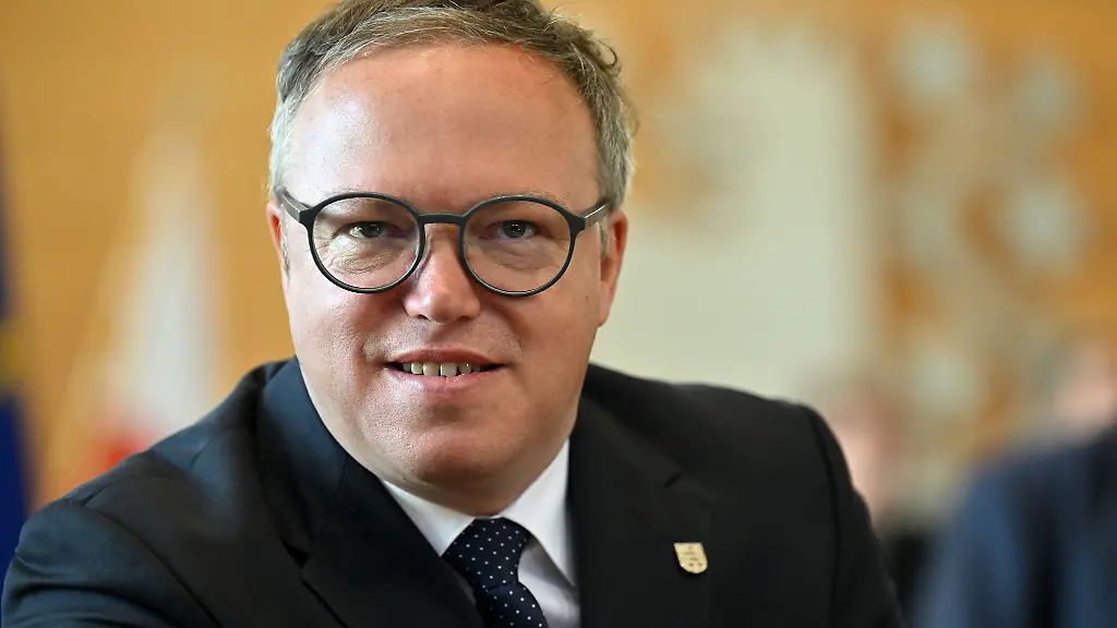 Thueringens-Ministerpraesident-Mario-Voigt-CDU-fordert-einen-Ausgleich-fuer-zu-erwartende-Einnahmeausfaelle-der-Laender