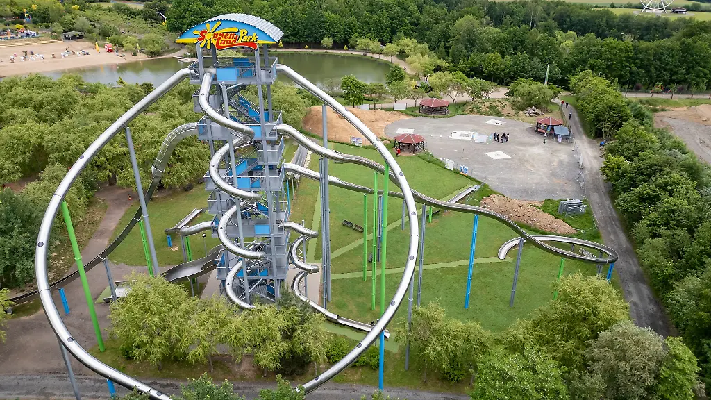 Hinter-dem-35-Meter-hohen-Rutschenturm-entsteht-die-neue-Erlebnispyramide-im-Sonnenlandpark