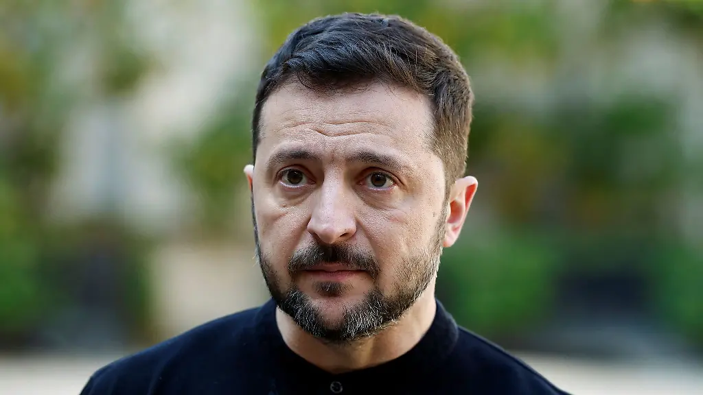 Der-ukrainische-Praesident-Selenskyj-stellt-an-der-Armeespitze-noch-einmal-um