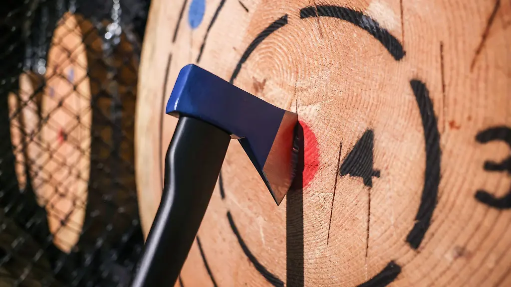 Ein-Mensch-soll-eine-Axt-mitgefuehrt-haben