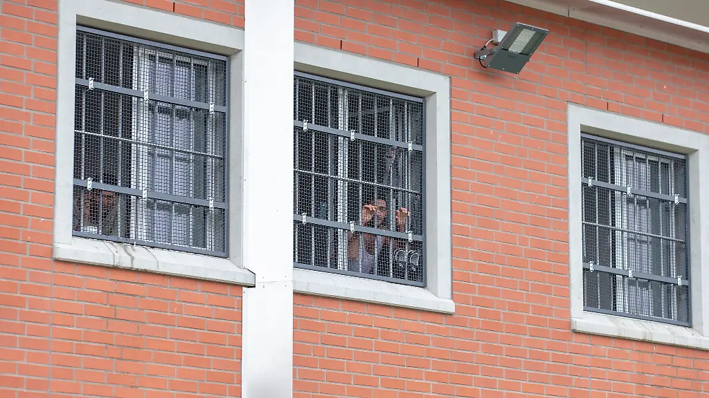 Insassen-blicken-durch-vergitterte-Fenster-in-der-Unterbringungseinrichtung-fuer-Ausreisepflichtige-in-Bueren-Archivfoto