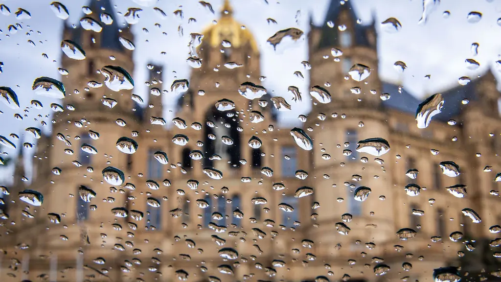 Regen-so-wie-hier-am-Schweriner-Schloss-soll-es-heute-jede-Menge-geben-Symbolbild