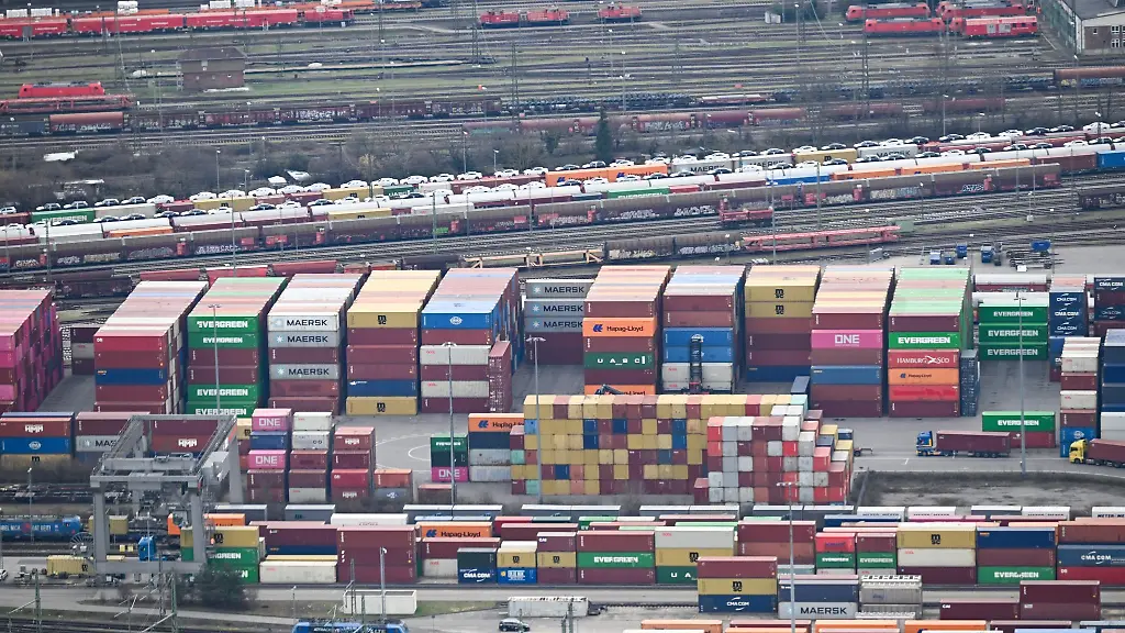 Der-Rangierbahnhof-in-Kornwestheim-koennte-kuenftig-weniger-ausgelastet-sein-viele-Industrieunternehmen-aus-dem-Suedwesten-rechnen-mit-weniger-US-Exporten