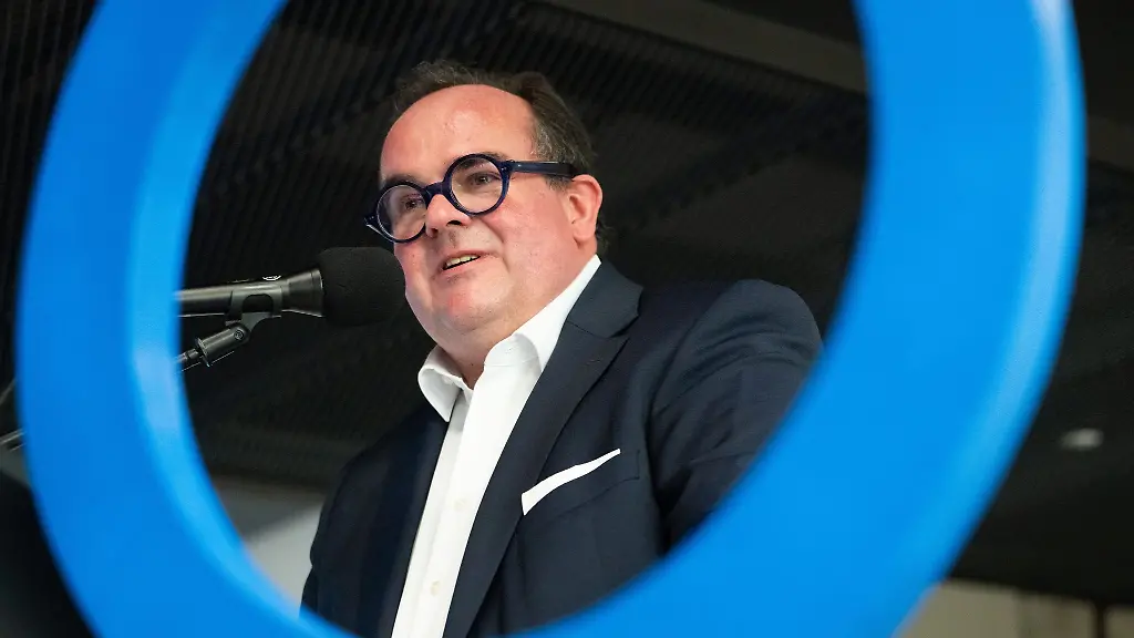 Die-blaue-Brille-ist-Baumgaertners-Markenzeichen-und-auch-sein-Logo-fuer-den-Wahlkampf