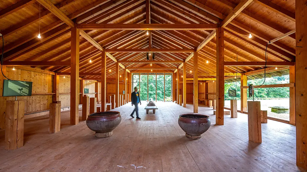 Zum-Abschluss-des-100-Geburtstagsjahres-des-international-renommierten-Bildhauers-Fritz-Koenig-1924-2017-ist-auf-dem-Anwesen-bis-zum-27-Juli-2025-die-Ausstellung-Kosmos-Koenig-zu-sehen