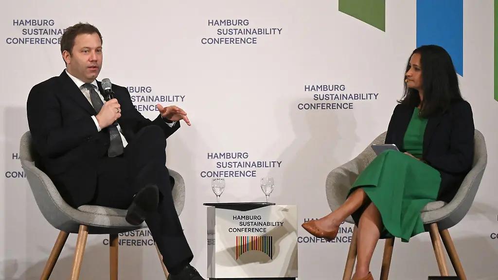 Waehrend-Vizekanzler-Klingbeil-zu-zwei-Terminen-in-Hamburg-ist-wird-vor-dem-Amtsgericht-Wandsbek-ein-65-Jaehriger-wegen-Beleidigung-des-SPD-Politikers-verwarnt