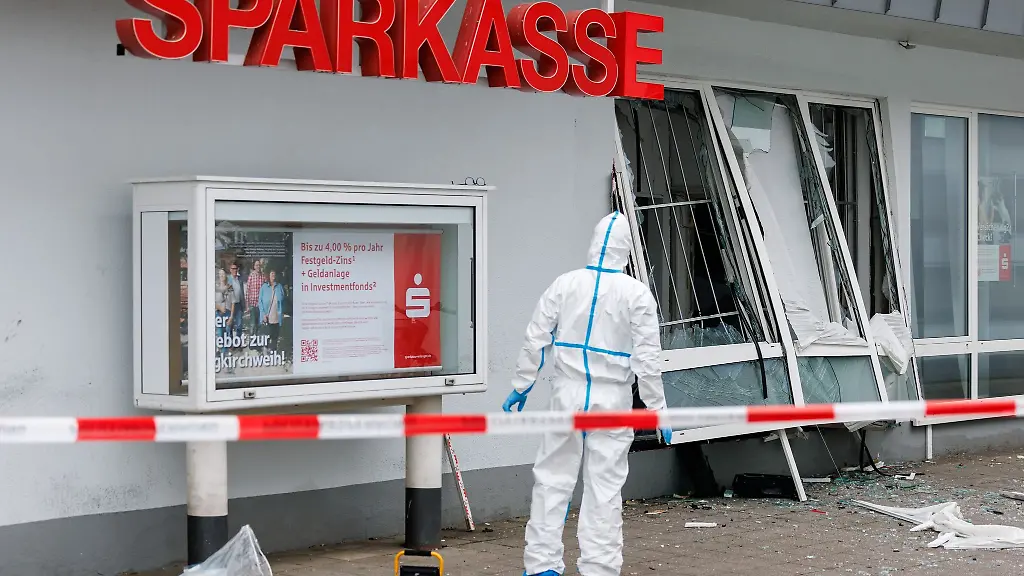 Die-Explosion-im-Foyer-einer-Bank-hat-erheblichen-Schaden-angerichtet