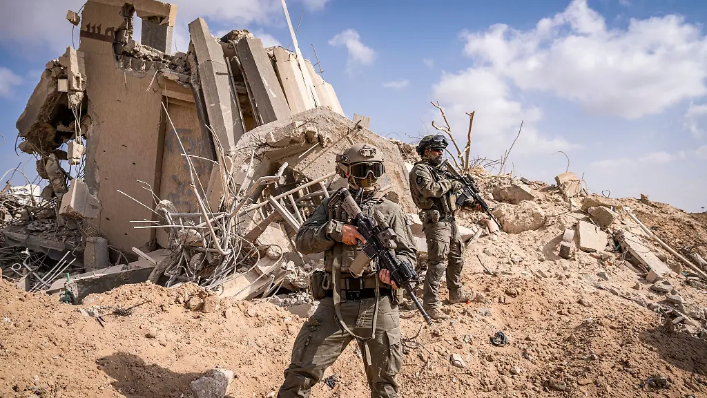 Israels-Armee-will-eigenen-Angaben-nach-die-Einzelheiten-eines-Vorfalls-in-der-Naehe-eines-humanitaeren-Verteilungszentrums-in-Rafah-untersuchen