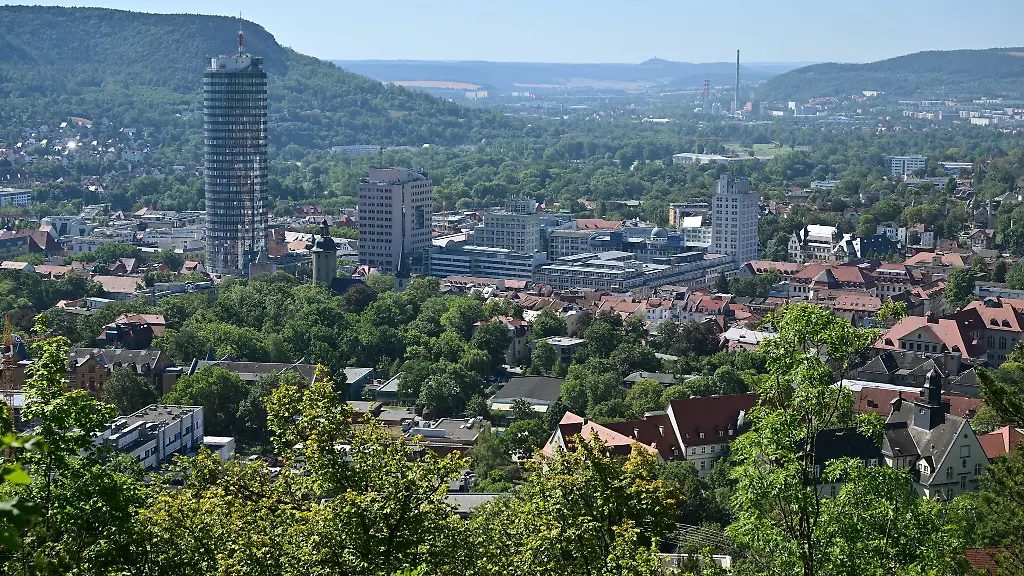 Fuer-den-Umgang-mit-extremer-Hitze-verfuegt-die-Stadt-Jena-nun-ueber-einen-eigenen-Hitzeaktionsplan-Der-Stadtrat-hat-ihn-Ende-Mai-verabschiedet