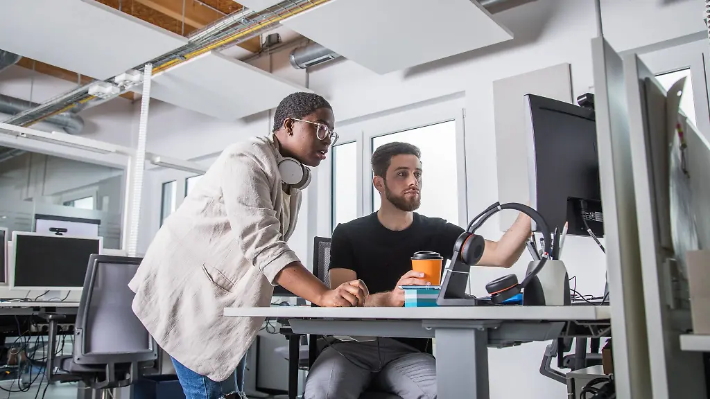 In-vielen-Unternehmen-fangen-Teammitglieder-die-Abwesenheiten-anderer-in-der-Urlaubszeit-auf-das-ist-oft-stressig