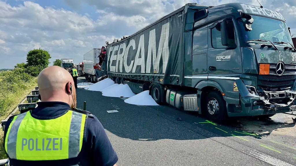 Bei-einem-Auffahrunfall-mit-drei-beteiligten-Lastwagen-auf-der-Autobahn-61-bei-Swisttal-Rhein-Sieg-Kreis-in-der-Naehe-von-Bonn-ist-ein-Fahrer-toedlich-verletzt-worden