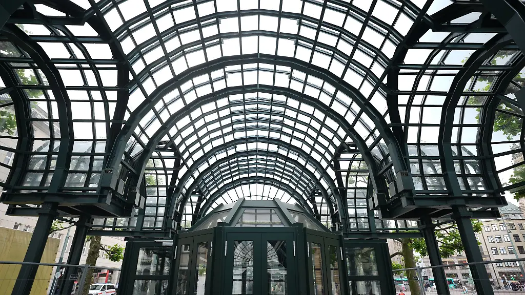 Ueber-40-Jahre-alt-stehen-die-nun-frisch-sanierten-Rathausmarkt-Pavillons-mit-ihren-Glasarkaden-unter-Denkmalschutz