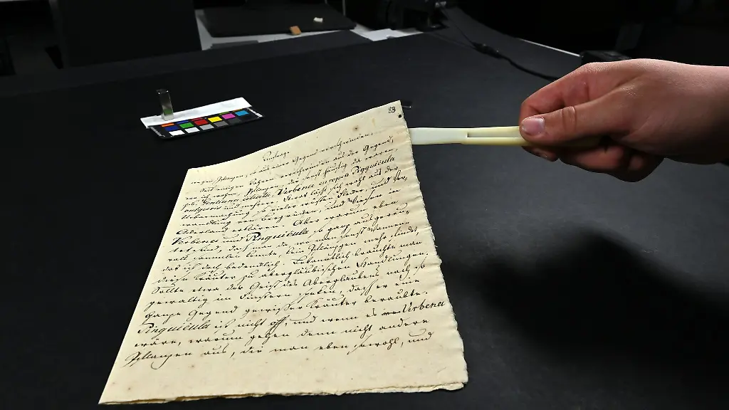 Historische-Zeitzeugnisse-wie-diese-Goethe-Handschrift-gibt-es-zahlreiche-im-Goethe-und-Schiller-Archiv-in-Weimar