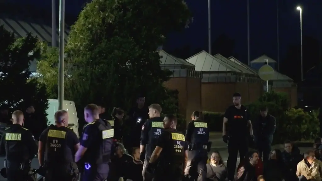 Die-Polizei-verhindert-eine-Blockadeaktion-vor-einer-Druckerei-in-Berlin-Spandau