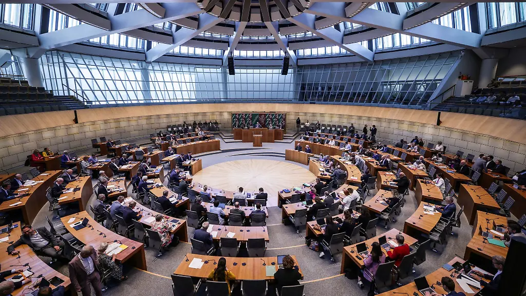 Die-Abgeordnetenbezuege-im-Duesseldorfer-Landtag-sollen-ab-Juli-steigen