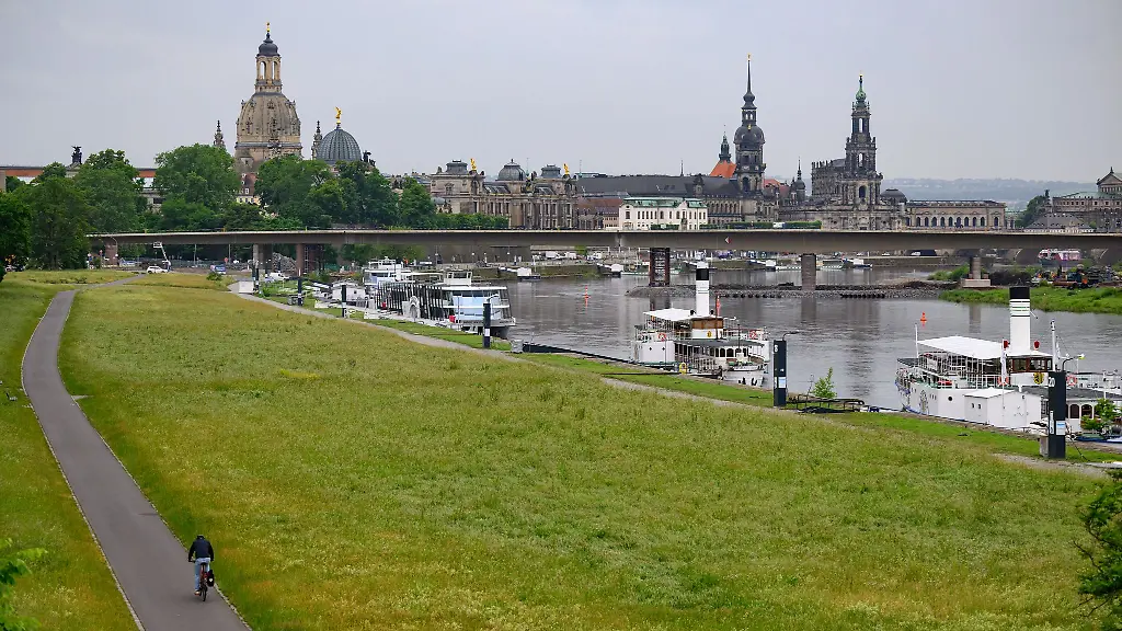 Der-noch-stehende-Teil-der-Carolabruecke-soll-bis-Ende-des-Jahres-abgerissen-werden