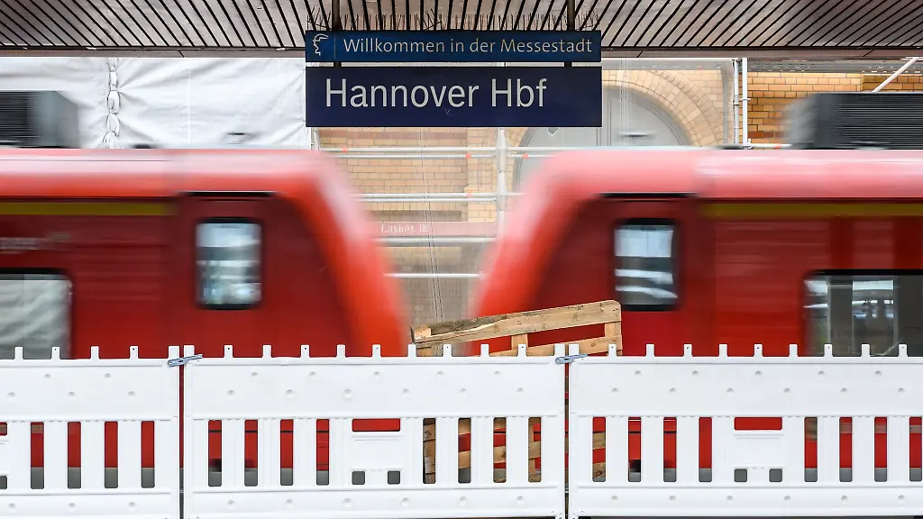 Am-Hauptbahnhof-Hannover-mussten-Bahnreisende-sich-in-der-Nacht-auf-Verspaetungen-und-Ausfaelle-vorbereiten