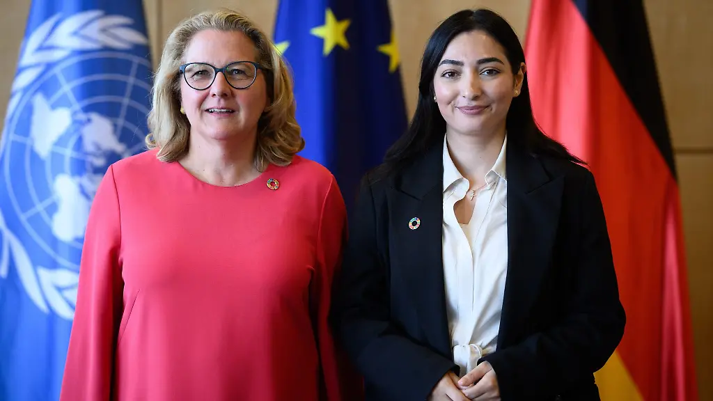 Entwicklungsministerin-Alabali-Radovan-rechts-neben-Vorgaengerin-Schulze-soll-die-zweite-Hamburger-Nachhaltigkeitskonferenz-eroeffnen