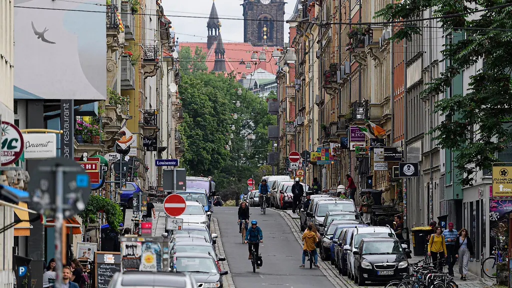 Drei-Maenner-haben-einen-20-Jaehrigen-nachts-in-der-Dresdner-Neustadt-ueberfallen